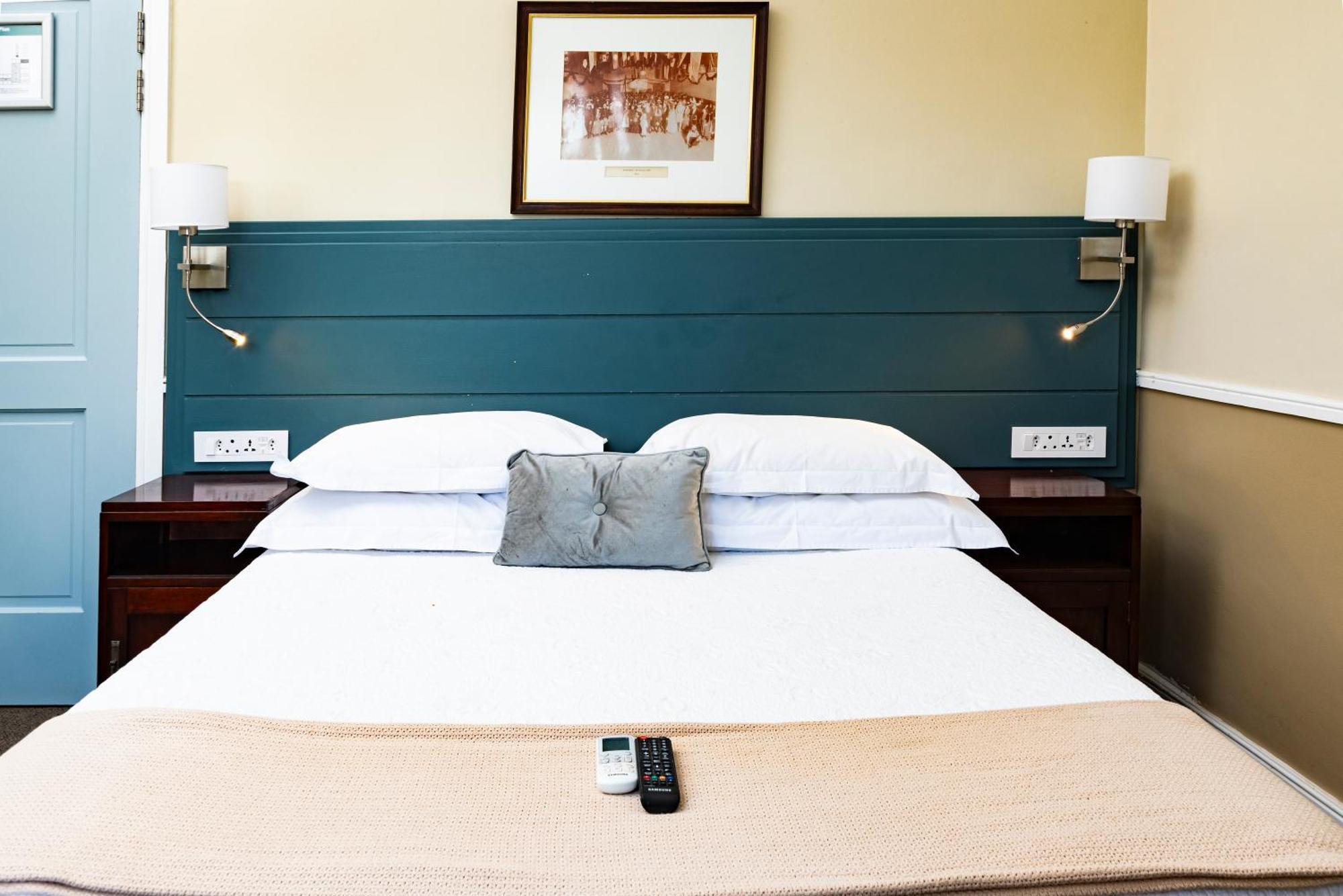 Queen'S Hotel By Bon Hotels Оудсхорн Екстериор снимка